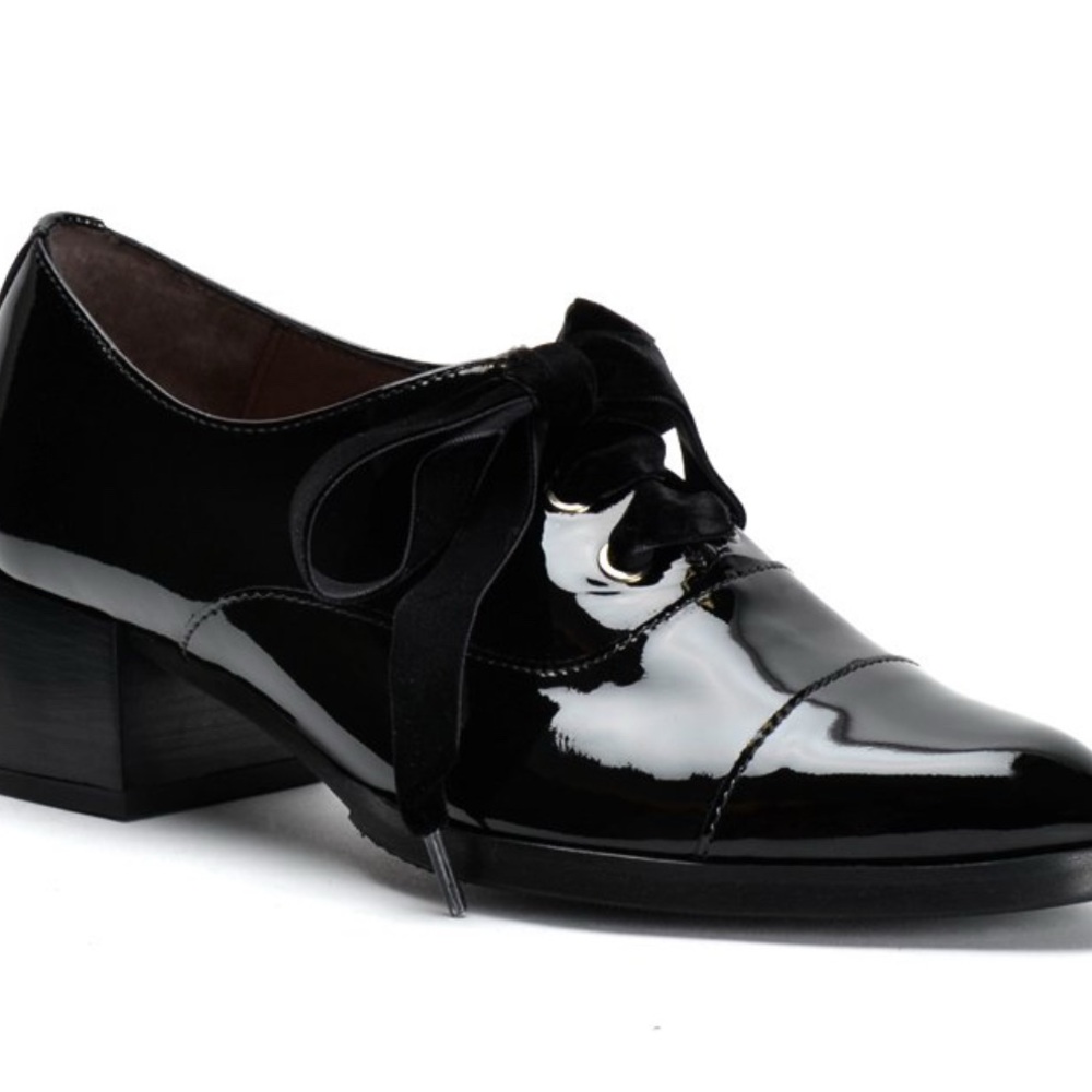 Elegant Black & Navy Patent Leather Women's Shoes Sz 37 Sz 6.5 made in Spain